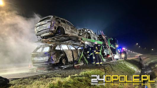 Pożar lawety przewożącej nowe auta na A4