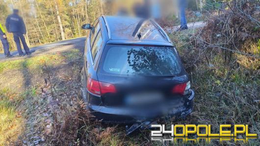 Kolizja dwóch aut za Zawadzkiem. Jedno z nich wylądowało w rowie