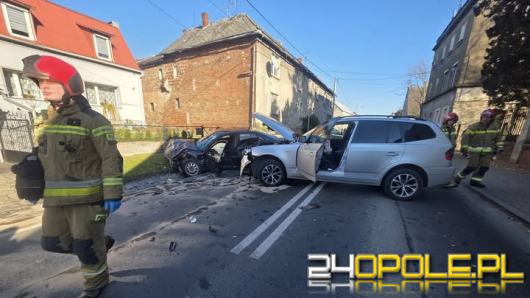 Zderzenie dwóch samochodów w Głubczycach. Ulica Kopernika zablokowana