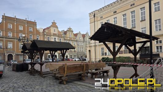 Trwają przygotowania do Jarmarku Bożonarodzeniowego na opolskim rynku