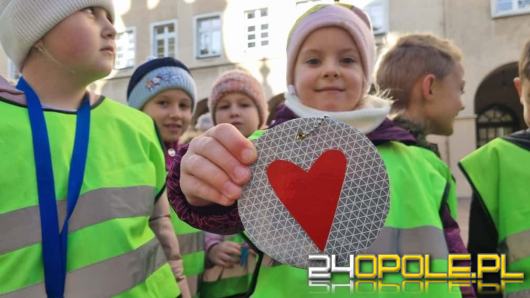 Odblaskowy Marsz ulicami miasta. Szkoła Podstawowa nr 21 w Opolu stawia na bezpieczeństwo