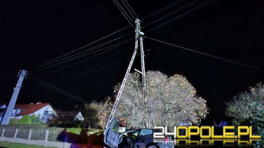 Samochód uderzył w słup energetyczny w Chocianowicach. Część miejscowości bez prądu