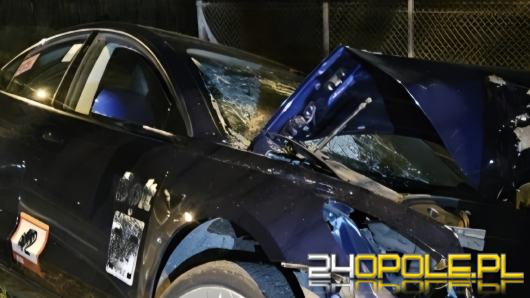 Samochód uderzył w drzewo na Strzeleckiej. Jedna osoba w szpitalu