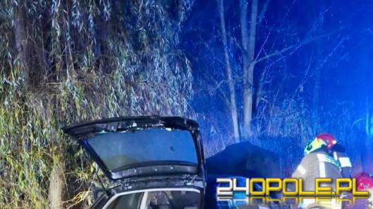 Pożar samochodu i osoba z raną kłutą. Służby interweniowały na miejscu zdarzenia