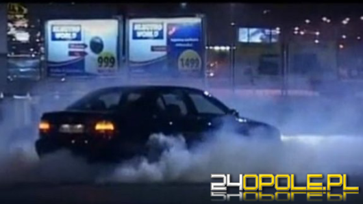 Drift na rondzie zapamięta na długo... dzięki mandatowi