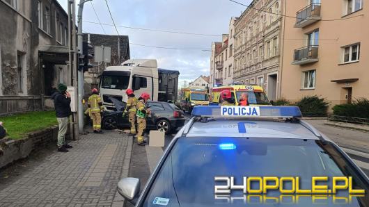 Czołowe zderzenie na DK-39 w Namysłowie. 18-latek stracił panowanie nad Audi