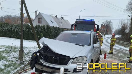 Mercedes wypadł z drogi w gminie Wilków. Kierowca miał sporo szczęścia