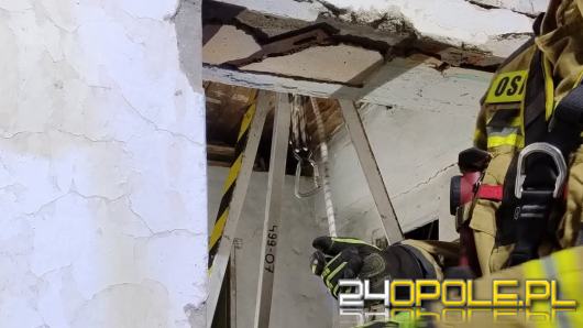 Kotek wpadł do studni w opuszczonym budynku w Leśnicy. Strażacy przeprowadzili akcję ratowniczą