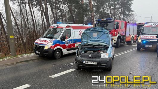 Zderzenie dwóch aut w Jemielnicy. Jedna osoba trafiła do szpitala