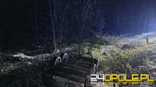Samochód z przyczepką wypadł z drogi na DK40 w Pokrzywnicy