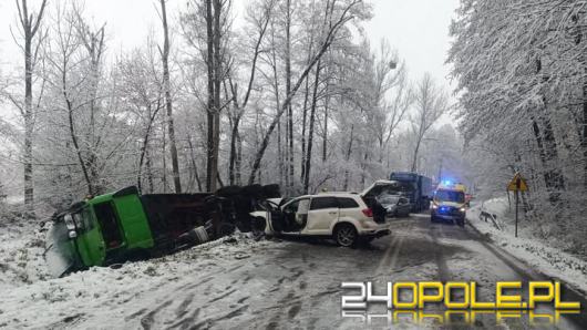Zderzenie osobówki z ciężarówką na DW 408. Droga zablokowana