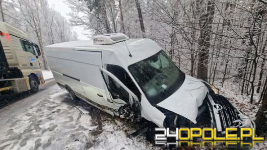Zderzenie busa z osobówką.  Kierowca bez uprawnień stanie przed sądem