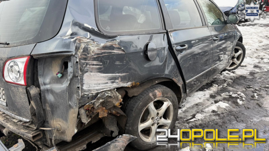  Kierowca porzucił rozbity samochód i uciekł z miejsca zdarzenia