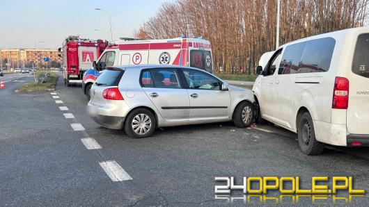 Zderzenie busa z samochodem osobowym na ulicy Sosnkowskiego