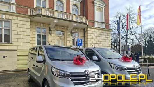 Dwa nowiutkie busy dla rodzin zastępczych z powiatu nyskiego