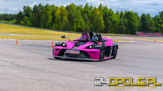 Motoryzacyjny prezent pod choinkę: wyjątkowa jazda KTM Pink Power dla Niej