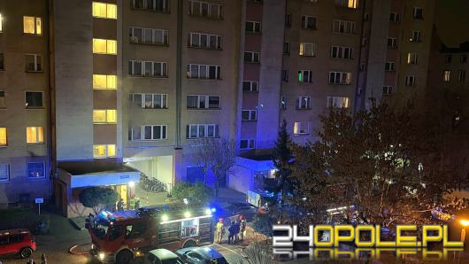 Pożar mieszkania w wieżowcu przy ul. Wrocławskiej. Jedna osoba trafiła do szpitala
