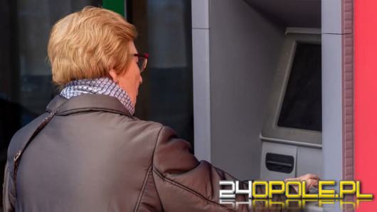  Usłyszeli rozmowę seniorki z oszustem pod bankomatem, uratowali oszczędności kobiety