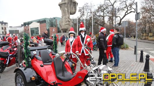 Motomikołaje znów przejechali przez Opole. Świąteczna parada motocyklistów na pl. Wolności