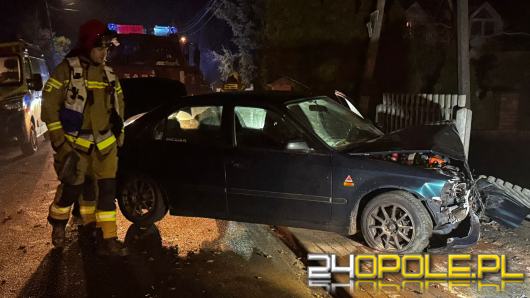 Kierowca uderzył w ogrodzenie w Domecku
