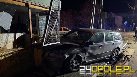 Zderzenie dwóch samochodów w Namysłowie. Jedna osoba trafiła do szpitala