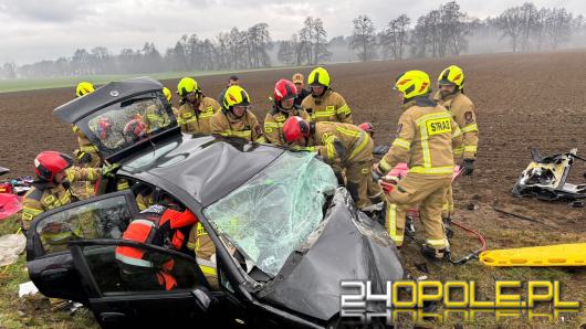 Wypadek na drodze wojewódzkiej 409. Trzy osoby trafiły do szpitali. Dwa śmigłowce LPR 