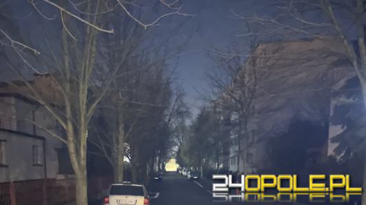 Ulica pogrążona w ciemności. Czytelnik prosi o interwencję