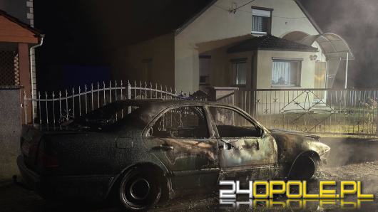 Nocna interwencja straży w Dylakach. Spłonął samochód na ul. Fabrycznej
