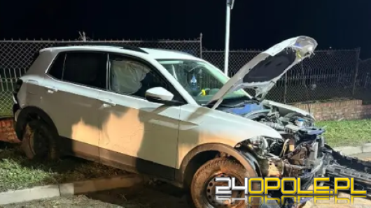  Nietrzeźwy 21-latek wjechał w ogrodzenie cmentarza