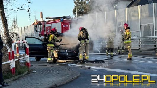 Opole. Pożar samochodu na wiadukcie kolejowym przy ul. Braci Kowalczyków