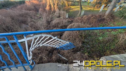 Wypadek na ul. Opolskiej w Luboszycach. Uszkodzona balustrada mostu