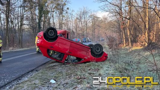 Dachowanie w Miedzianej. Jedna osoba trafiła do szpitala po porannym zdarzeniu drogowym