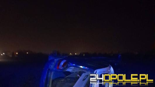 Dachowanie samochodu w Strzelcach Opolskich. Kierująca trafiła do szpitala