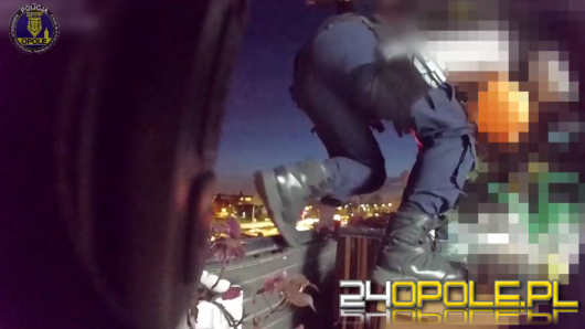 Weszli przez balkon, aby udzielić mężczyźnie pomocy