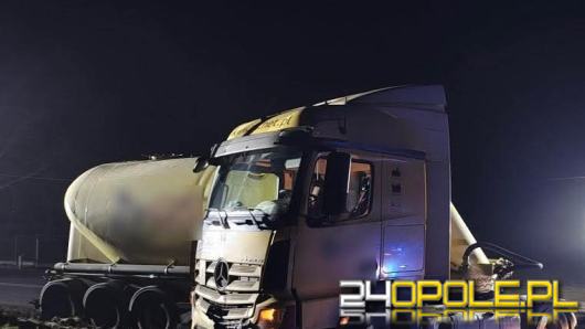 Samochód ciężarowy uszkodził słup energetyczny na DK-39