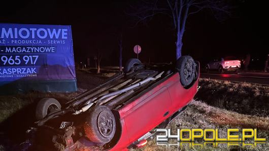 Samochód dachował między Dobrzeniem Wielkim a Chróścicami. Kierowca trafił do szpitala