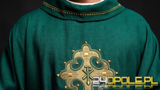 Jakie szaty liturgiczne są wymagane podczas Mszy świętej?