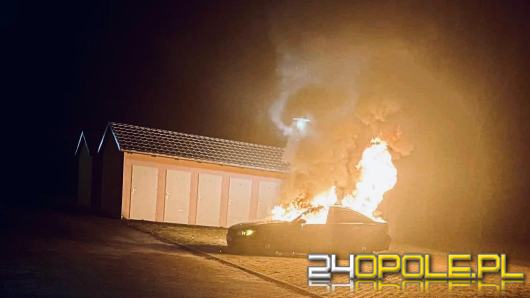 Podpalili BMW na osiedlowym parkingu. Para zatrzymana przez policję