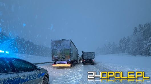 Jeden tir, śnieg i wielogodzinny paraliż. Kierowcy uwięzieni nawet 14 godzin. Apel policji