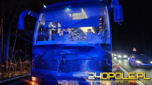 Zderzenie autobusu i dwóch samochodów osobowych- trzy osoby poszkodowane