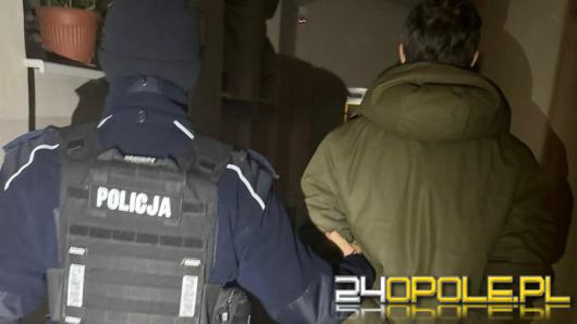Mijał policjantów na klatce schodowej, pech chciał, że miał przy sobie narkotyki