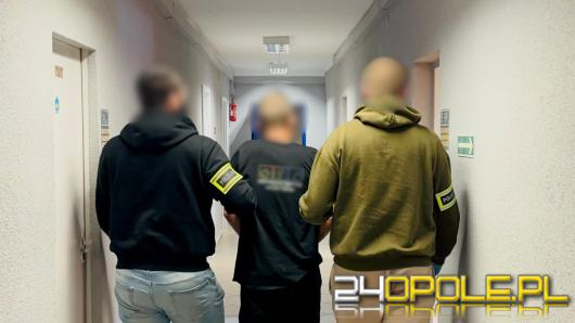 Groził nożem i pogrzebaczem do kominka interweniującym policjantom