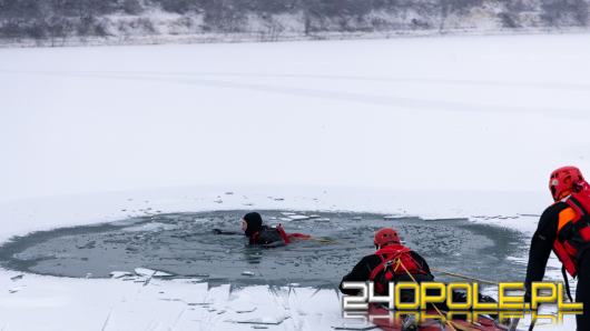 Jak się zachować, gdy załamie się pod Tobą lód? Kluczowe kroki mogą uratować życie