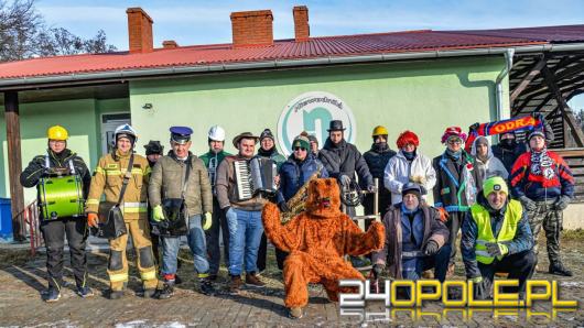 Wodzenie Niedźwiedzia w gminie Dąbrowa. Noworoczna tradycja w Niewodnikach