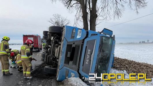 Ciężarówka  przewróciła się na DK40. Kierowca zabrany do szpitala