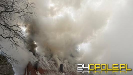 Pożar budynku mieszkalnego w Kluczborku. Cztery osoby ewakuowane