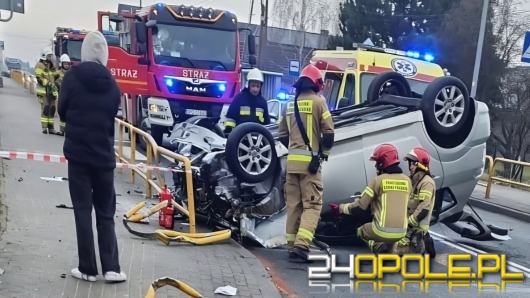 Dachowanie w Źlinicach. Droga krajowa nr 45 zablokowana (Aktualizacja)