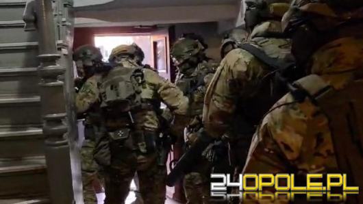 Uzbrojony i niebezpieczny zatrzymany w Kluczborku. W akcji policyjni kontrterroryści (WIDEO)