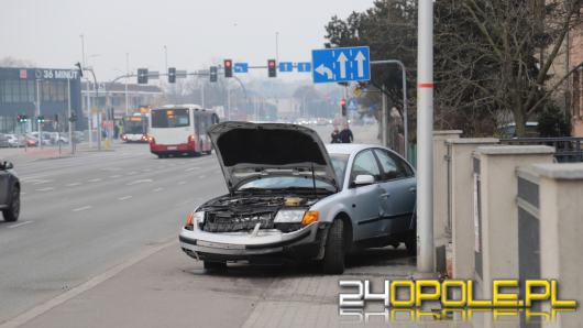 Kolizja na ul. Niemodlińskiej w Opolu. 19-latek uderzył w autobus MZK i w ogrodzenie