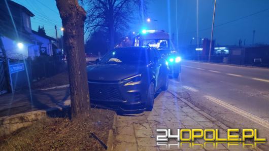 Lexus rozbity o drzewo w Opolu. Kierowca miał ponad 2 promile alkoholu